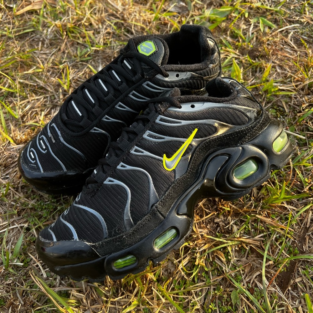 CLEAN Nike size 4 Youth Air Max Plus RARE Black Volt shoes